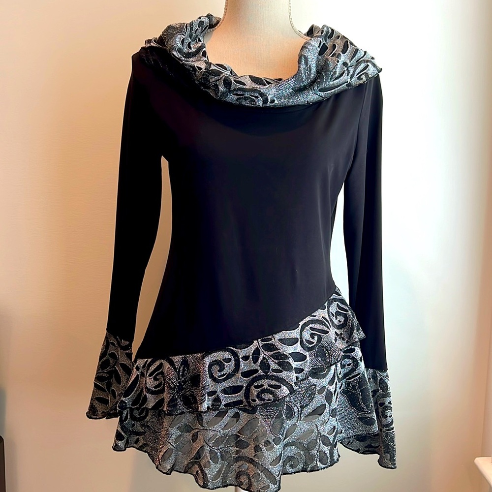 DESIGN TODAY’S stunning black and metallic silver top. Long sleeves.